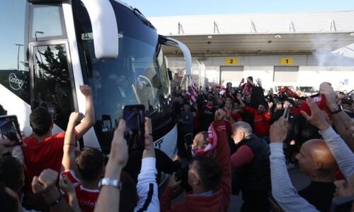 Χαμός στην άφιξη του Ολυμπιακού: «Φέρτε μας το ευρωπαϊκό» (ΒΙΝΤΕΟ) thumb