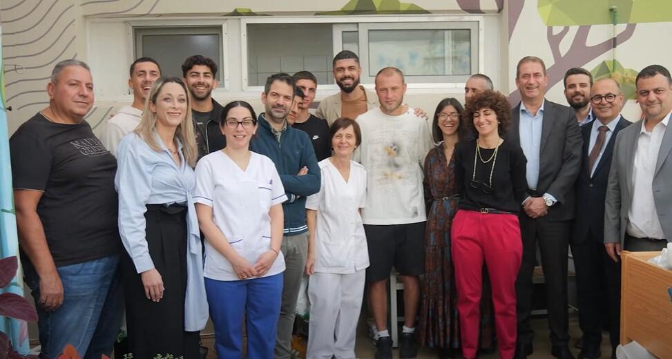 Επισκέφθηκαν το Μακάρειο και μοίρασαν δώρα οι παίκτες της Ομόνοιας thumb