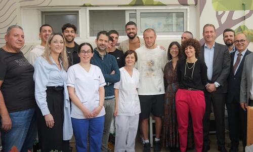 Επισκέφθηκαν το Μακάρειο και μοίρασαν δώρα οι παίκτες της Ομόνοιας thumb