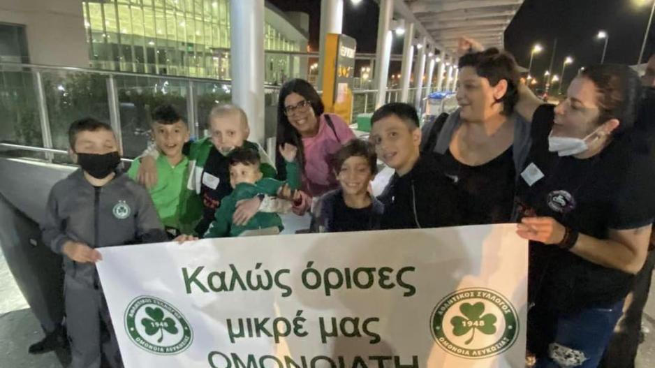 Συγκινητικές στιγμές: Υποδέχθηκαν τον νικητή Σταύρο στο αεροδρόμιο! thumb