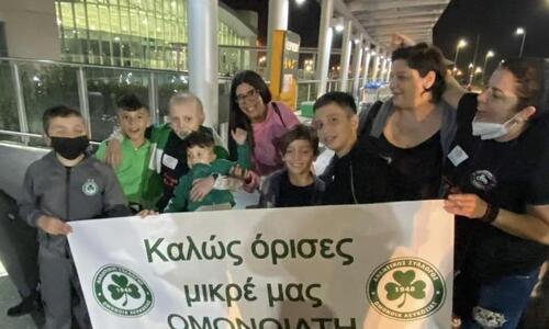 Συγκινητικές στιγμές: Υποδέχθηκαν τον νικητή Σταύρο στο αεροδρόμιο! thumb