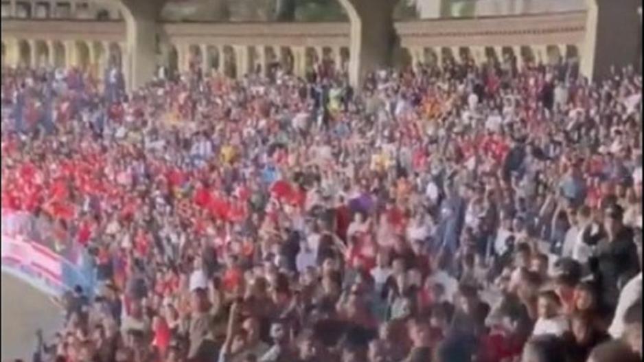Βίντεο: Εικόνες ντροπής και ξύλο πάνω στην κερκίδα! thumb