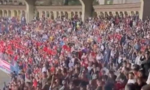 Βίντεο: Εικόνες ντροπής και ξύλο πάνω στην κερκίδα! thumb
