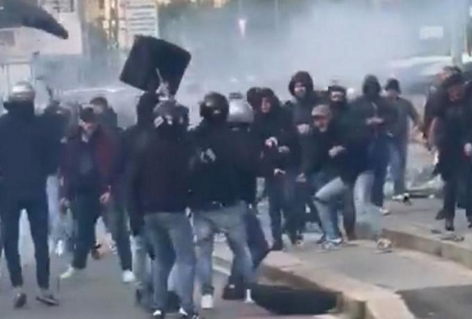 Άγριο ξύλο μεταξύ οπαδών πριν από τη σέντρα του Τζέονα-Κάλιαρι! (vid) thumb