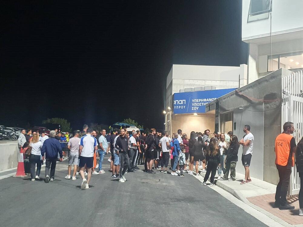 Ουρές έξω από την Αρένα, λίγο πριν τη σέντρα στο Κύπρος-Ελλάδα (pics) thumb
