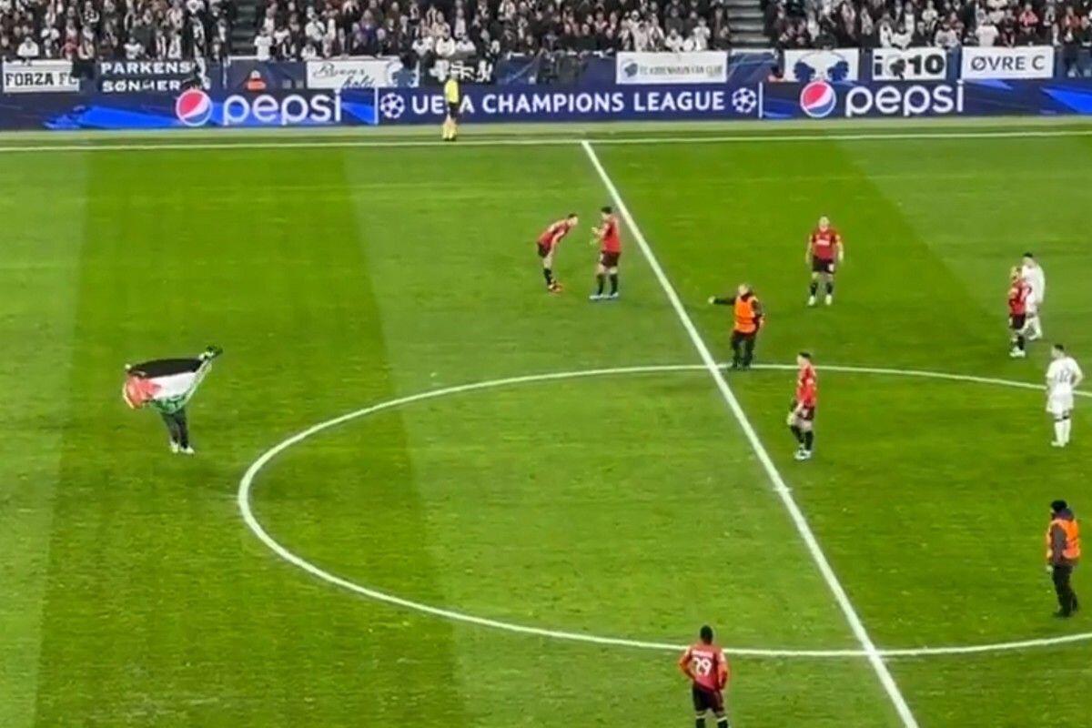 Champions League: Οπαδός εισέβαλε στο γήπεδο με σημαία της Παλαιστίνης και μήνυμα κατά του πολέμου thumb