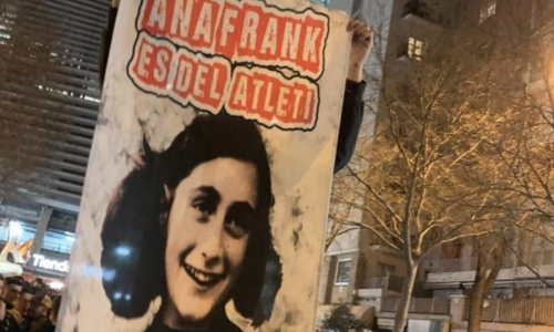 Ρατσιστικό πανό των ultras, προκάλεσε αντιδράσεις! (ΦΩΤΟ) thumb