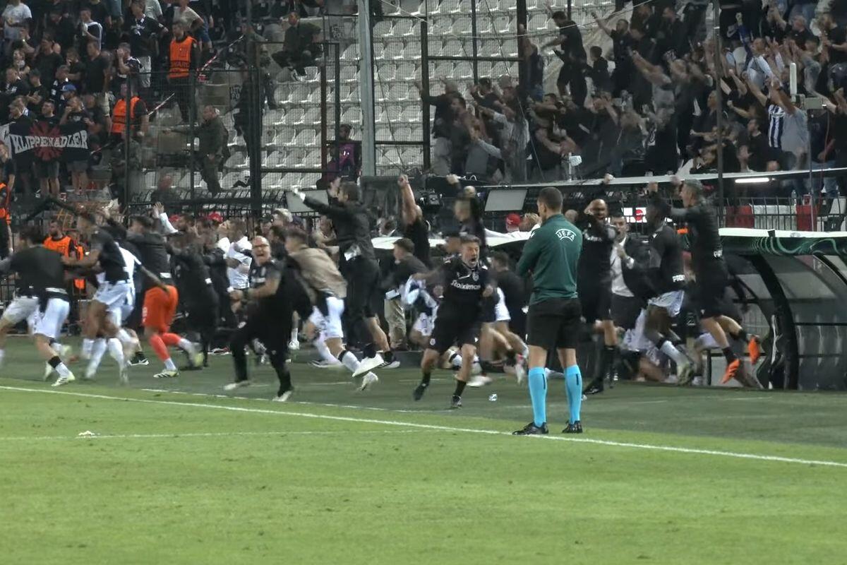 Αυτό είναι το ποδόσφαιρο: Η έκρηξη στον πάγκο μετά το γκολ στο 90+2'! thumb