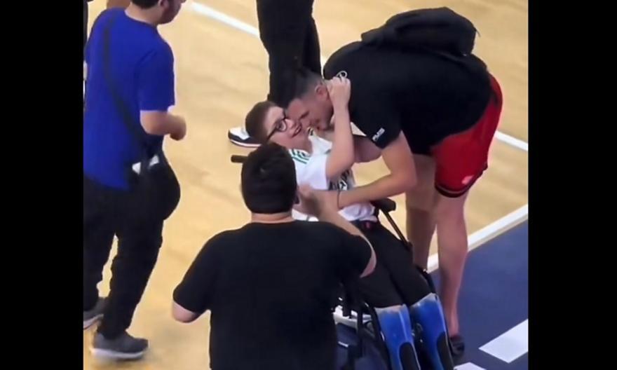 Βίντεο: Συγκινητική αγκαλιά του Παπανικολάου με μικρό φίλο του Παναθηναϊκού thumb