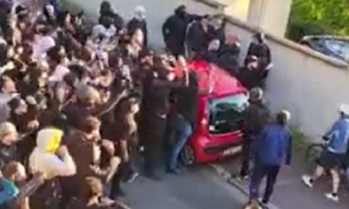 Χάος στην Παρί: Οπαδοί πήγαν έξω από το σπίτι του Νεϊμάρ! (vid) thumb