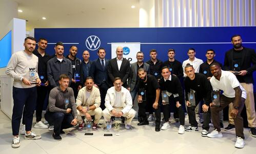 Αποθέωση για τους MVP – Έκπληξη και συγκίνηση για τον τεράστιο Ανδρέα Μακρή thumb