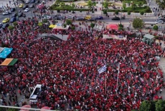 Χιλιάδες οπαδοί του Ολυμπιακού γέμισαν την πλατεία Κοραή thumb