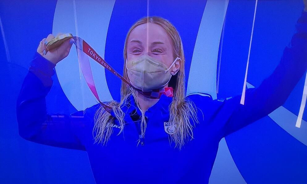 Η απονομή στη «χρυσή» Καρολίνα της Κύπρου! (vid, pics) thumb