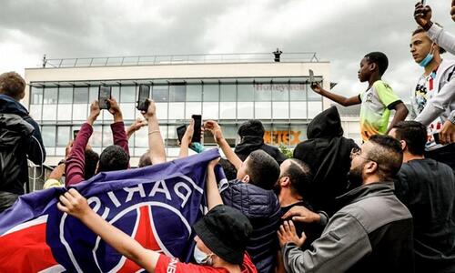 Χαμός έξω από το «Παρκ ντε Πρενς» ενώ ο Μέσι... thumb