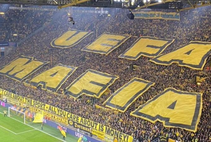 Τεράστιο κορεό κατά της UEFA από τους οργανωμένους της Ντόρτμουντ! thumb