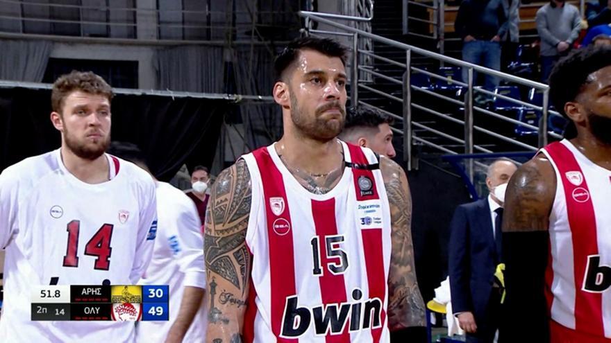 Διεκόπη στο 19’ το Άρης-Ολυμπιακός για τον Άλκη: Βούρκωσε ο Πρίντεζης thumb