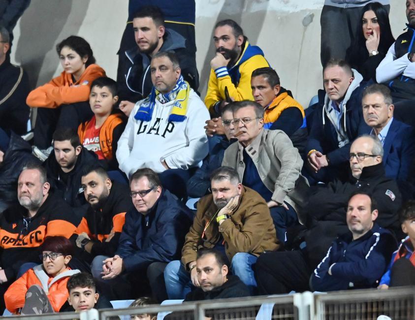 Στο ακουστικό για το «ναι» thumb