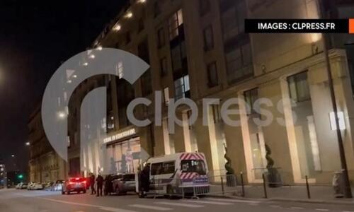 «Χαμός» με βεγγαλικά έξω από το ξενοδοχείο της Μπαρτσελόνα! (ΒΙΝΤΕΟ) thumb