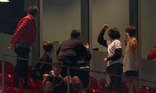 Πανηγυρισμοί στο court που έπαιζε ο Τσιτσιπάς για το γκολ της Ρεάλ Μαδρίτης! thumb