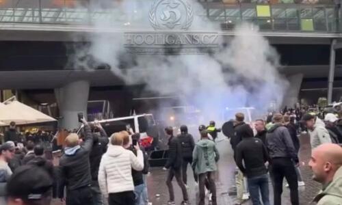 Σκληρές εικόνες: Σοβαρά επεισόδια στο Άμστερνταμ πριν το ματς (Βίντεο) thumb