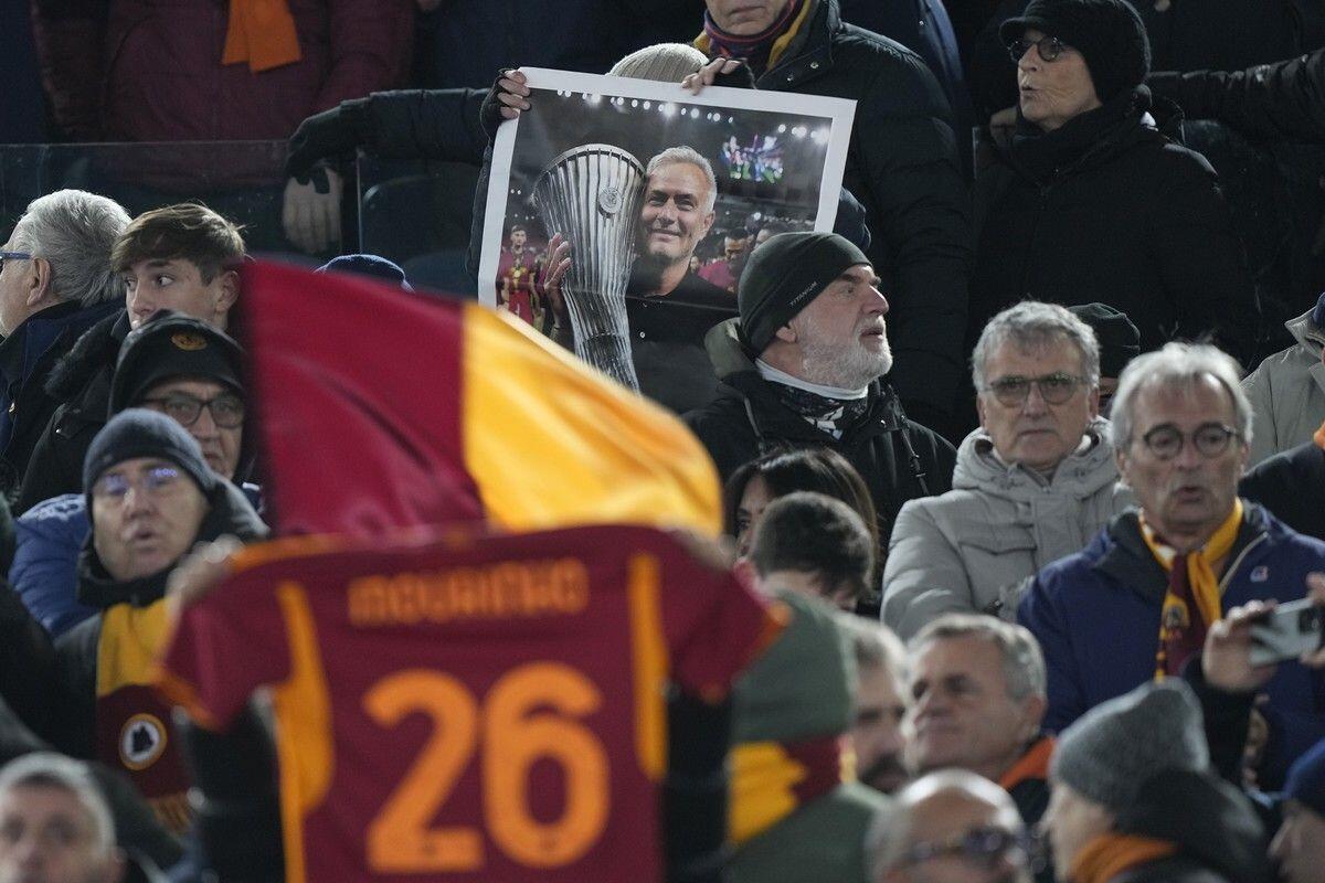 Πανό και τραγούδια υπέρ του απολυθέντα Μουρίνιο στη Ρώμη thumb
