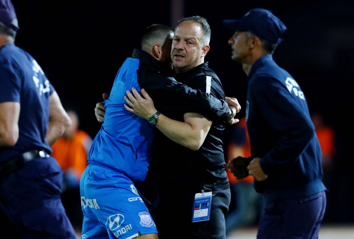 Προσγειώνει τους παίκτες του… thumb
