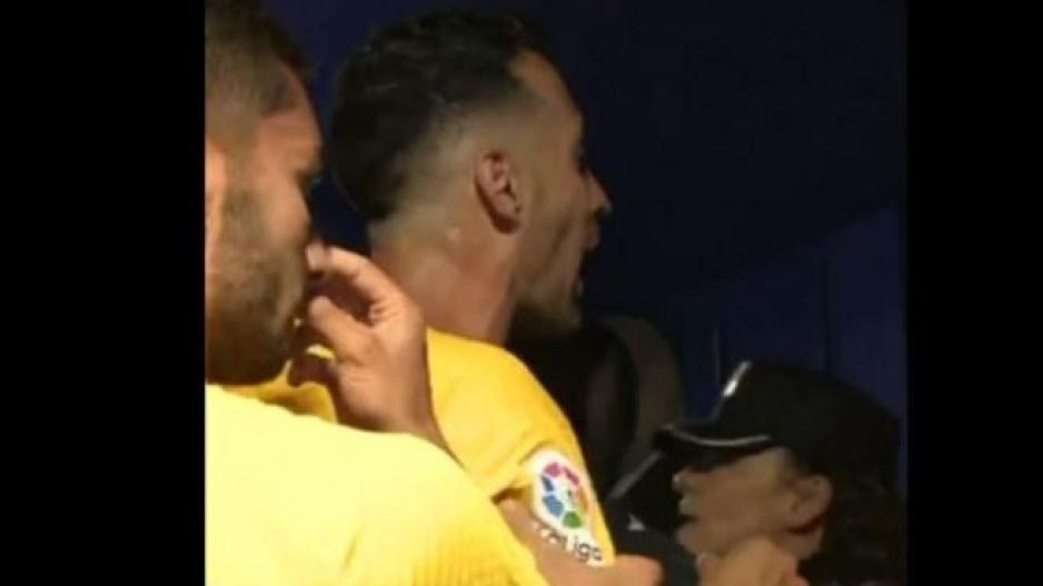Έξαλλος ο Μπουσκέτς, προσπαθεί να κινηθεί εναντίον των οπαδών! (Βίντεο) thumb