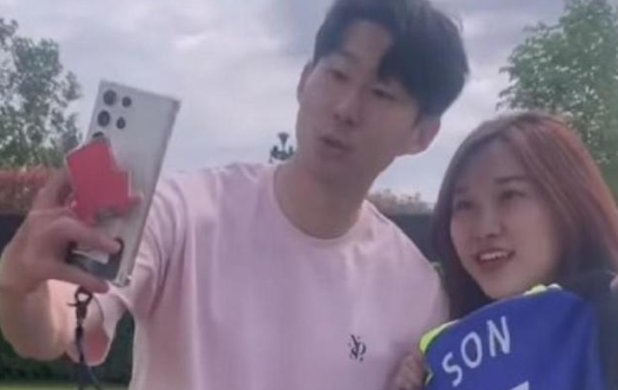 Αρνήθηκε selfie σε θαυμάστρια επειδή δεν είχε... Samsung thumb