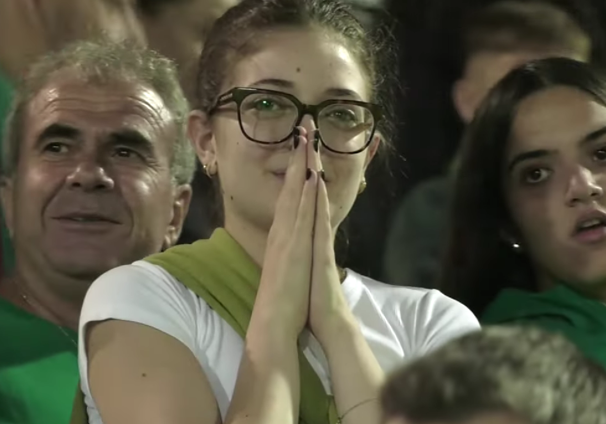 Ομόνοια: Το βροχερό σκηνικό στη Περιστερώνα, η αγωνία στην κερκίδα και ο... κλόουν (ΒΙΝΤΕΟ) thumb