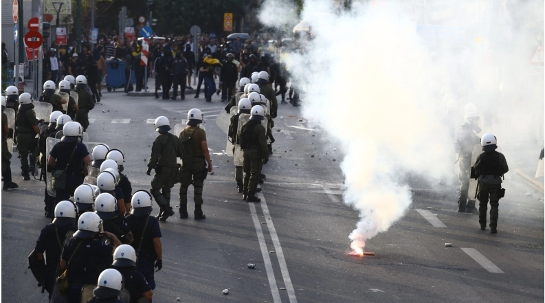 ΑΕΚ - Άγιαξ: Ένταση και χημικά κατά την άφιξη των φιλοξενούμενων οπαδών thumb