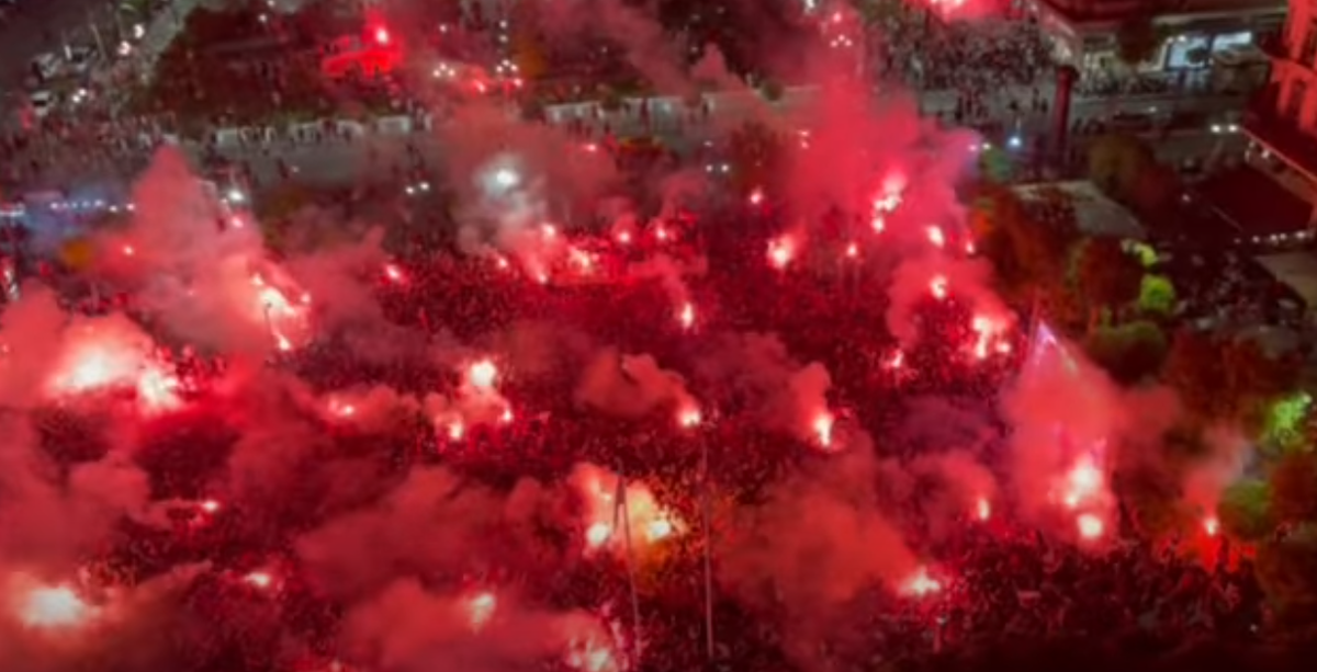 «Φωτιά» στην πλατεία Κοραή στο γκολ του Ολυμπιακού (ΒΙΝΤΕΟ) thumb