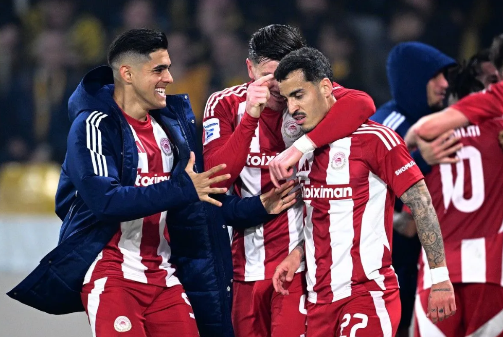 ΑΕΚ – Ολυμπιακός 0-1: Διπλό τίτλου για τους Πειραιώτες με Τσικίνιο στο 90′ thumb