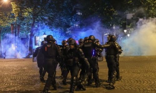 Χάος στο Παρίσι: Αστυνομικός νοσηλεύεται σε κώμα - Χτυπήθηκε από φωτοβολίδα thumb