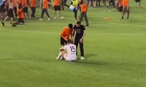Η εικόνα της χρονιάς: Παρηγόρησαν τον Μιλίσεβιτς thumb