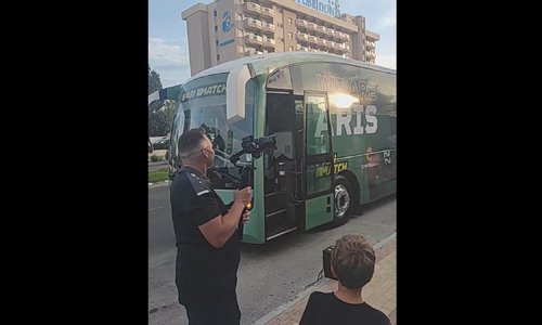 Με το λεωφορείο τους (video) thumb
