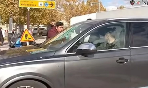 Μπέιλ: Τον έβρισαν και πέταξαν αντικείμενα στο αυτοκίνητό του (vid) thumb