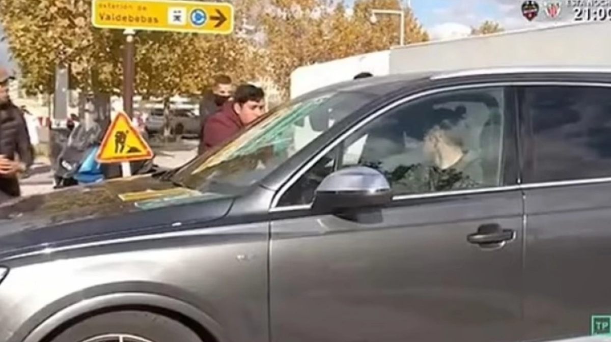 Μπέιλ: Τον έβρισαν και πέταξαν αντικείμενα στο αυτοκίνητό του (vid) thumb