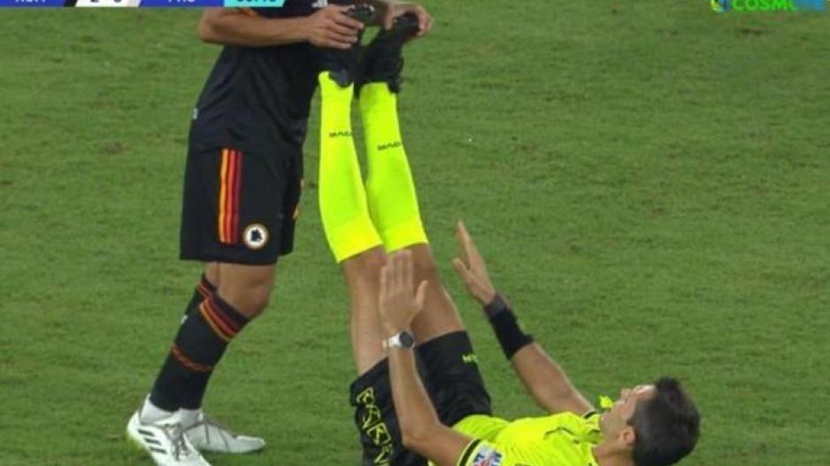 Ο διαιτητής υπέστη κράμπες και στα δύο πόδια! thumb