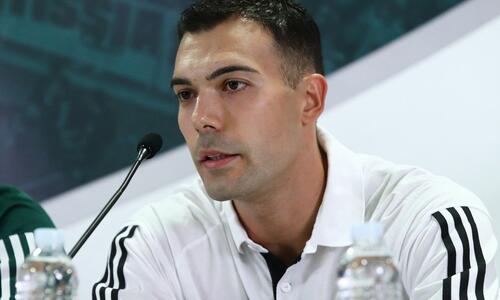 Βίντεο: Συνάντηση Σλούκα με άτομα του Ολυμπιακού στο αεροδρόμιο! thumb