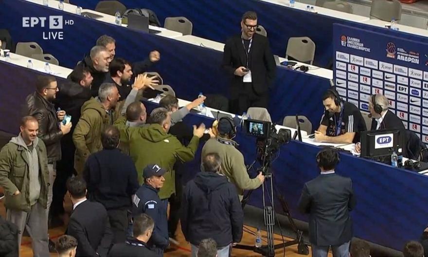 Nτου αγάπης στον Σλούκα ενώ έκανε δηλώσεις thumb