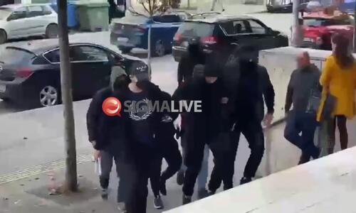 Φόνος Δημοσθένους: Η στιγμή της μεταφοράς των δύο συλληφθέντων στην Εισαγγελία thumb