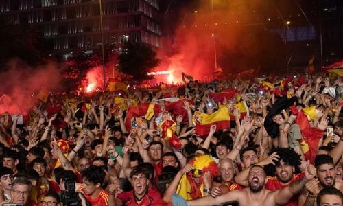 Βίντεο: Χαμός στην Ισπανία μετά την κατάκτηση του Euro thumb