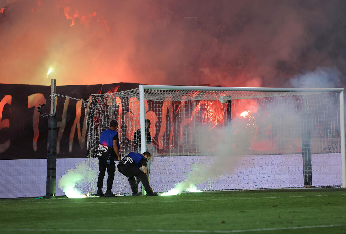 Οι φωτοβολίδες στον αγωνιστικό χώρο έφεραν προσωρινή διακοπή thumb