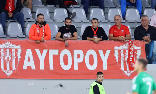 Χειροκρότημα παρά την πίκρα thumb