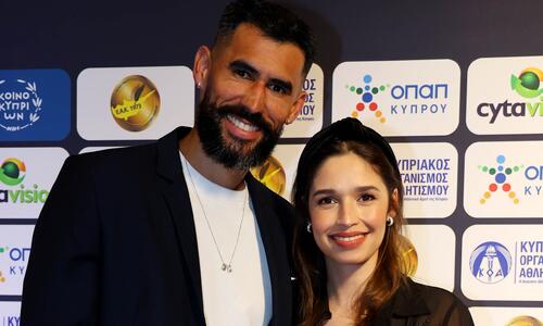 Στα βραβεία με την αγαπημένη του!  thumb