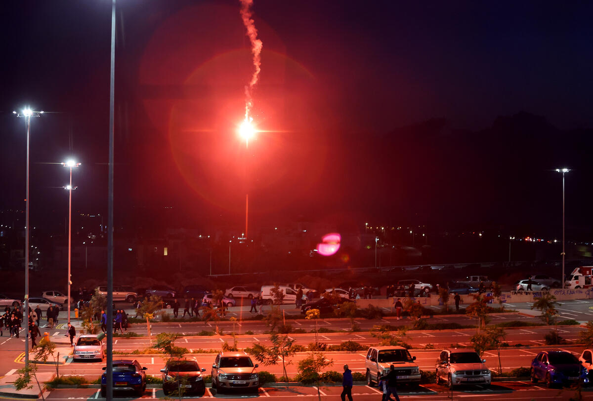 Επεισόδια έξω από το «AlphaMega» και παρέμβαση «Αίαντα» thumb