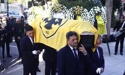 Το «ύστατο χαίρε» στον Σταματιάδη, με τη σημαία της ΑΕΚ thumb