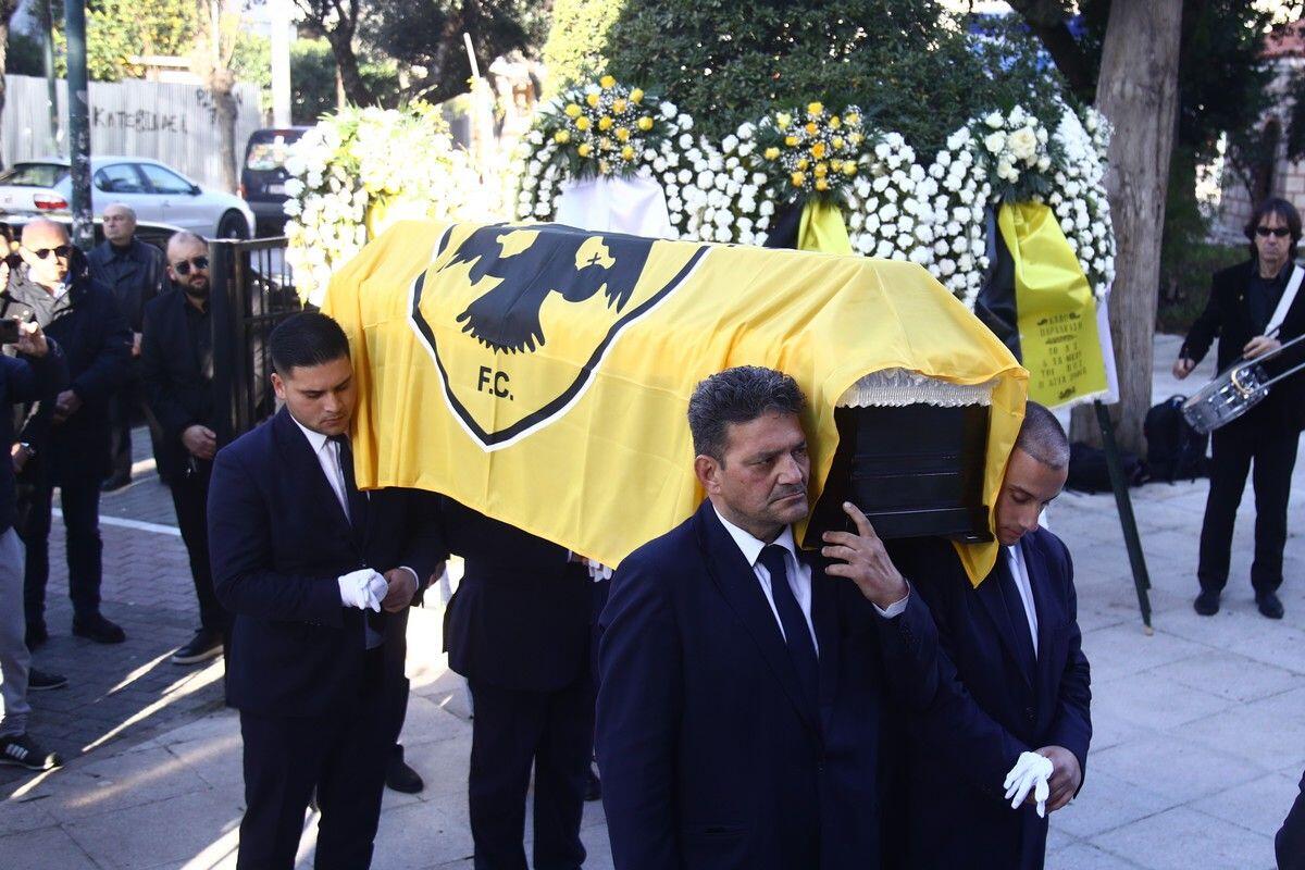 Το «ύστατο χαίρε» στον Σταματιάδη, με τη σημαία της ΑΕΚ thumb