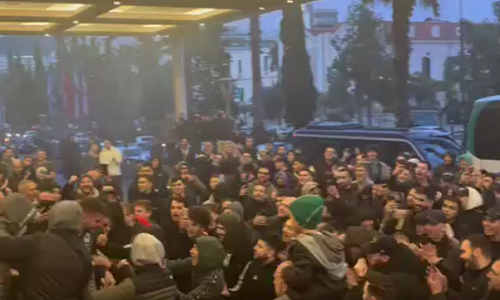 Χαμός έξω από το ξενοδοχείο πριν το ντέρμπι ΑΕΚ-ΠΑΟ! thumb