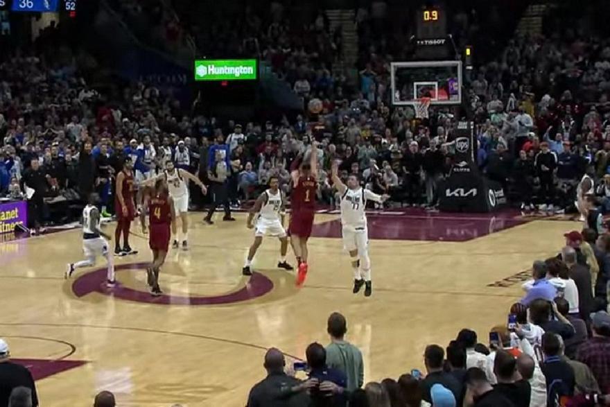 Με ασύλληπτο buzzer-beater τρίποντο πίσω από το κέντρο χάρισε τη νίκη! thumb